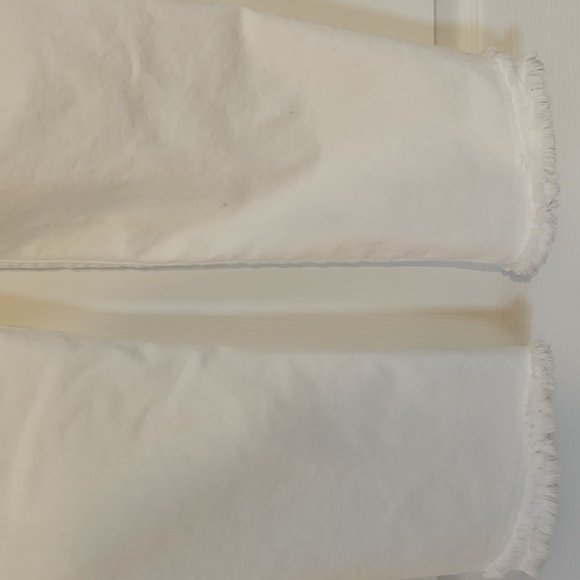 Women's White Cropped Frayed-Hem Jeans - Picture 13 of 14